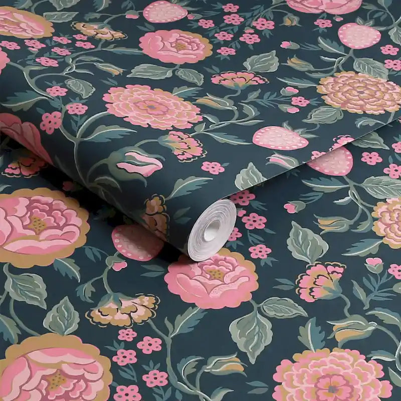 Papel tapiz azul marino con diseño de jardín de fresas
