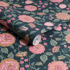 Papel tapiz azul marino con diseño de jardín de fresas